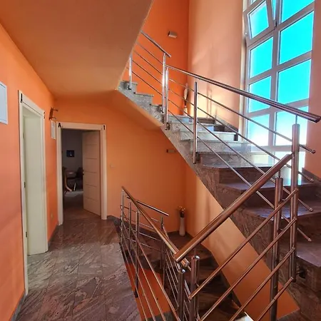 Neda Apartment *